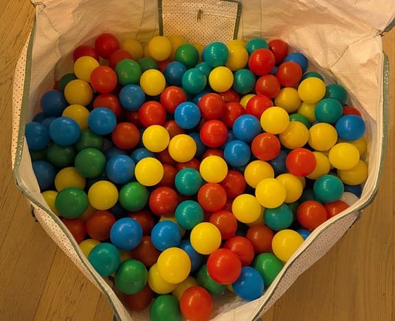 Poolbollar flerfärgade, ca 400 plastbollar 6 cm, luktfria