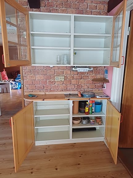 Köksöverskåp och underskåp i trä med vitrindörrar