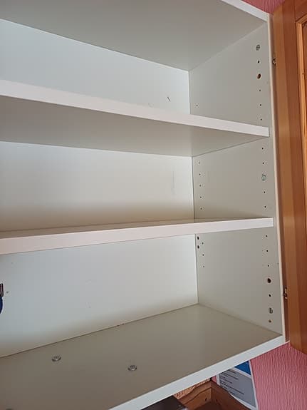 Köksöverskåp och underskåp i trä med vitrindörrar