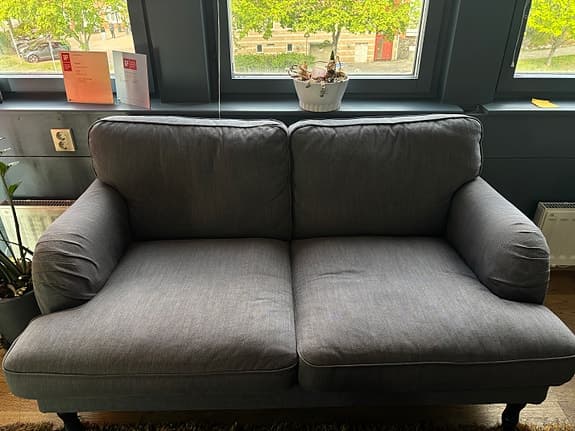 Mörkgrå 2-sits soffa, två fåtöljer samt ett soffbord