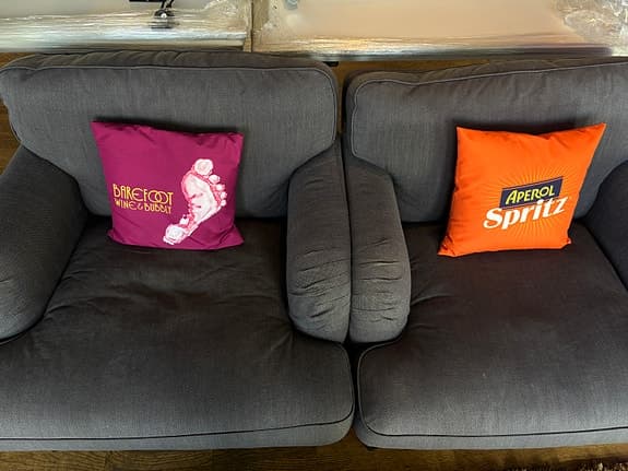 Mörkgrå 2-sits soffa, två fåtöljer samt ett soffbord