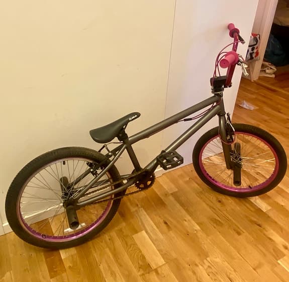 BMX / Trickcykel – custom i matt grå & metalliclila design