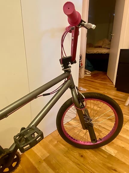 BMX / Trickcykel – custom i matt grå & metalliclila design
