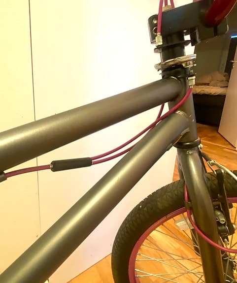 BMX / Trickcykel – custom i matt grå & metalliclila design