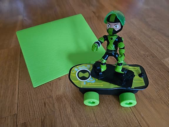 Ben 10 skateboard-figur med bräda