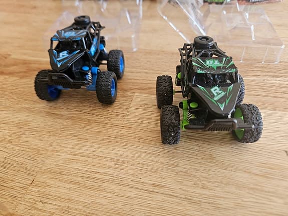 RC Rock Crawler leksaksbilar 2-pack svart/blå och svart/grön