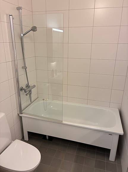 Svedbergs badkar med INR duschvägg.