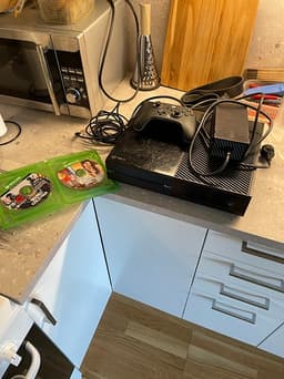Xbox one med kontroll och två spel
