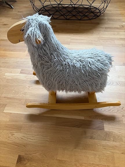 Gungfår i trä och grå päls
