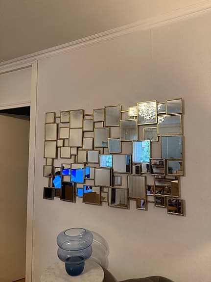 Stor dekorativ spegelvägg i guld 120x77 cm