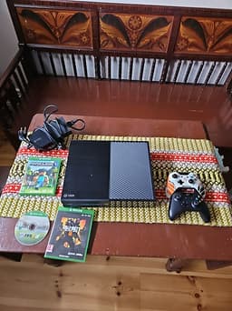 Microsoft Xbox One spelkonsol med handkontroller och spel