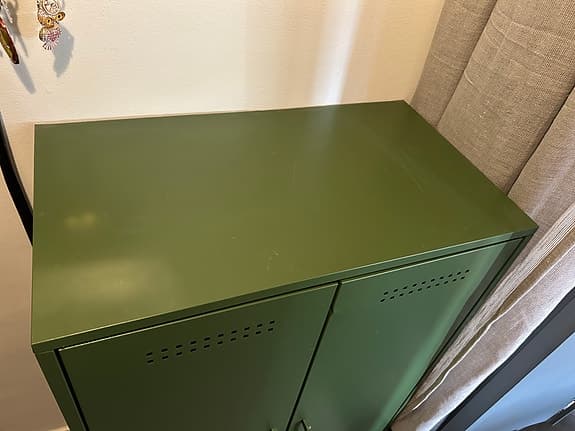 Grönt förvaringsskåp/byrå i metall.