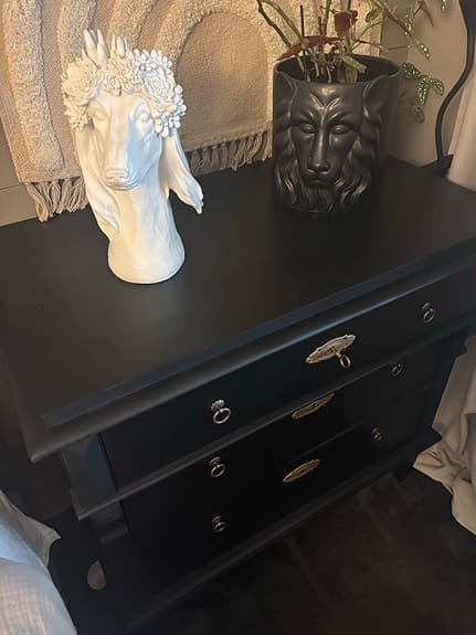 Svart byrå i klassisk stil – 3 lådor