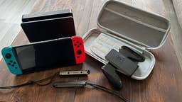 Nintendo Switch OLED i toppskick + Tillbehör & Fodral