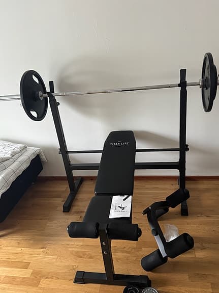 Titan Life Essential Bench II träningsbänk med skivstång och vikter