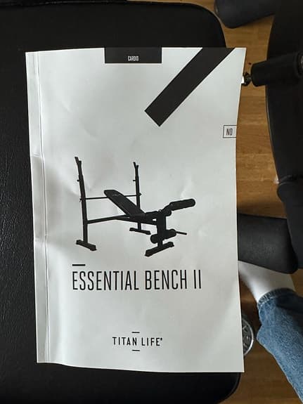 Titan Life Essential Bench II träningsbänk med skivstång och vikter