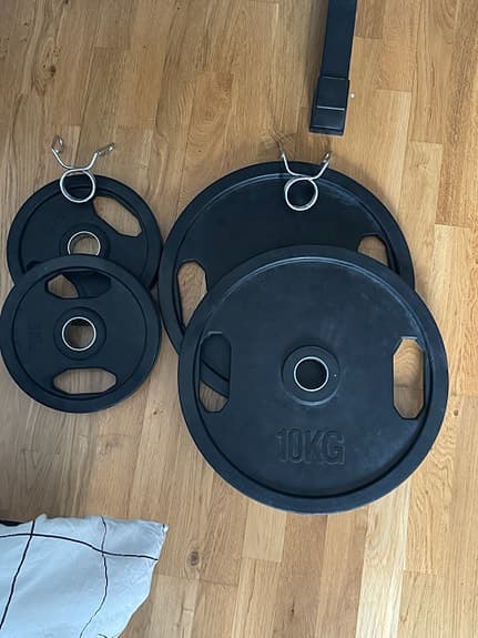Titan Life Essential Bench II träningsbänk med skivstång och vikter