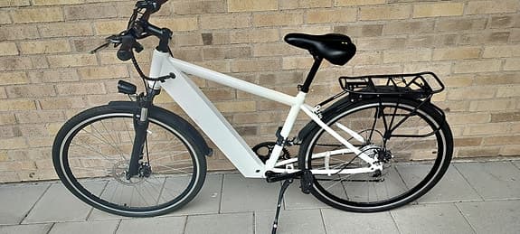 Vit elcykel 28" med Shimano 6-växlar