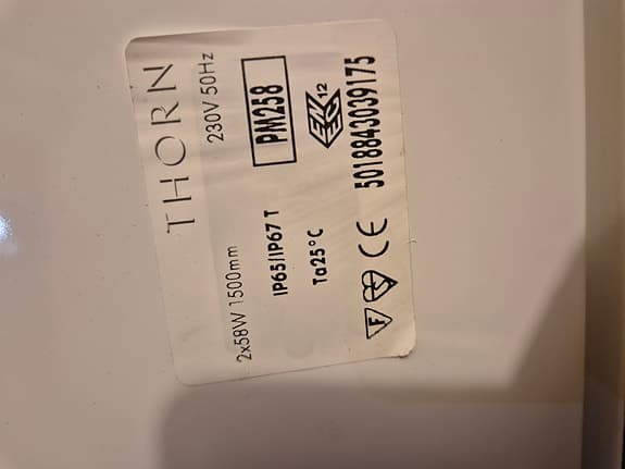 Lysrörsarmaturer och lysrör.