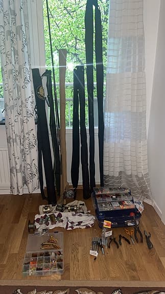 Fiskeset med spön, rullar, beten och verktyg