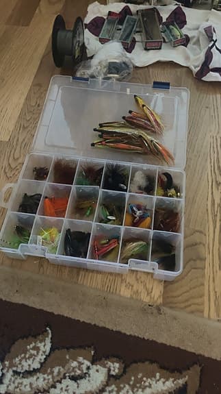 Fiskeset med spön, rullar, beten och verktyg
