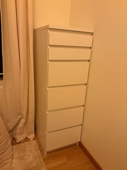 Malmbyrå från IKEA med smyckesskåp och spegel