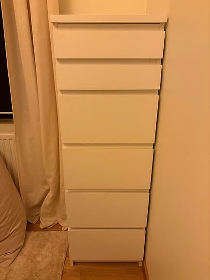 Malmbyrå från IKEA med smyckesskåp och spegel