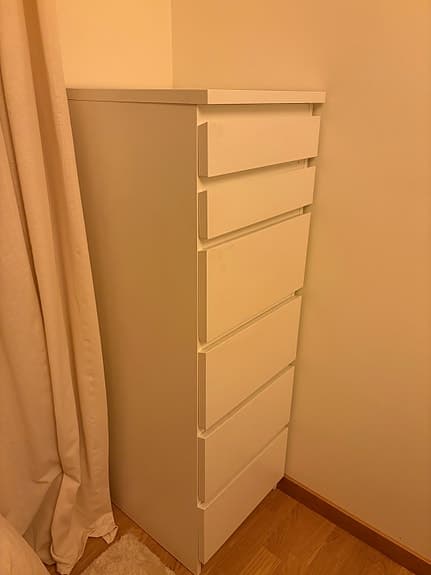 Malmbyrå från IKEA med smyckesskåp och spegel