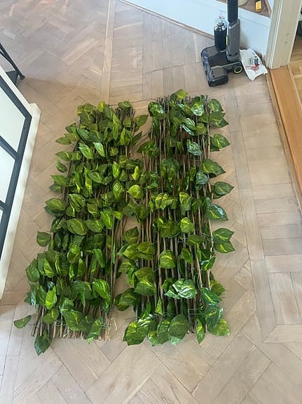 Grön konstväxt spaljé / insynsskydd