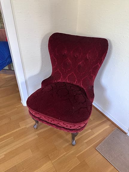 Röd fåtölj med hög rygg
