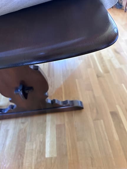 Mörkbetsat träbord med kryssben
