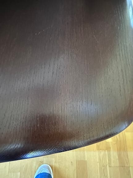 Mörkbetsat träbord med kryssben