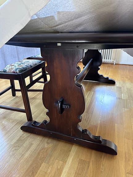 Mörkbetsat träbord med kryssben