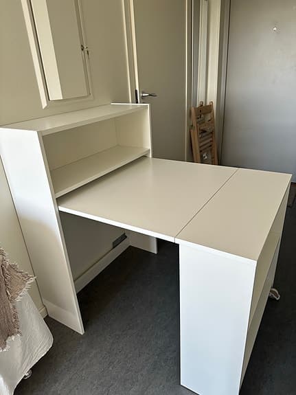 Praktiskt IKEA matbord + stolar, perfekt för liten lägenhet
