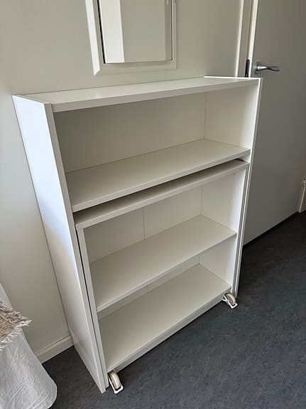 Praktiskt IKEA matbord + stolar, perfekt för liten lägenhet