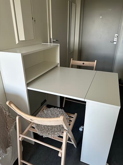 Praktiskt IKEA matbord + stolar, perfekt för liten lägenhet