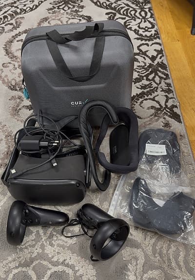 Oculus VR-headset med kontroller och väska