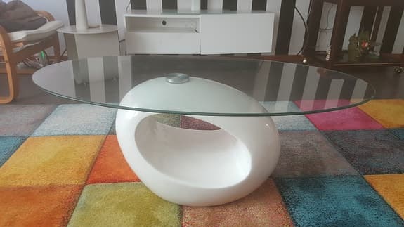 Modernt ovalt soffbord i nyskick – Unik design Vit/Glas