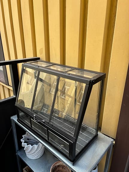 Ikea miniväxthus + terrakottakrukor