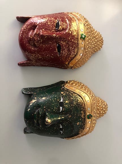 Buddha väggdekorationer i guld, rött och grönt