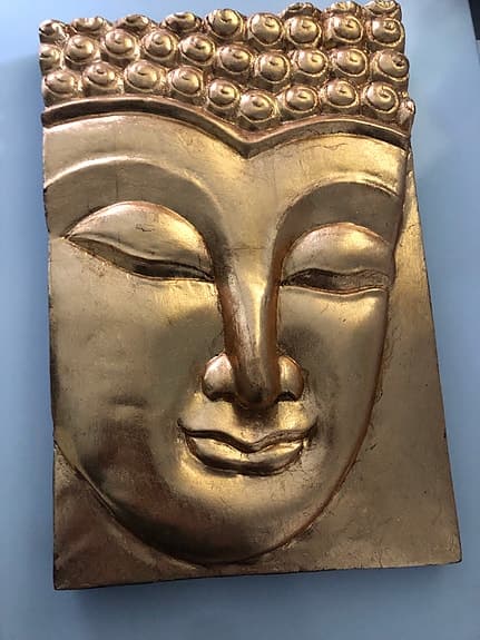 Buddha väggdekorationer i guld, rött och grönt