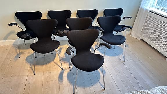 Fritz Hansen Arne Jacobsen Sjuan stol med armstöd svart tyg