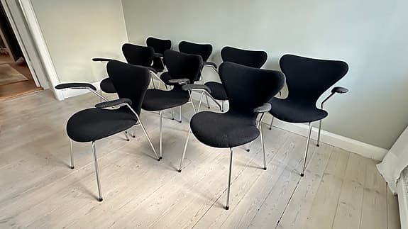 Fritz Hansen Arne Jacobsen Sjuan stol med armstöd svart tyg