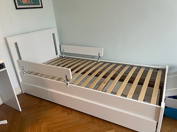 IKEA Songesand 90x200 med förvaring och sängskydd
