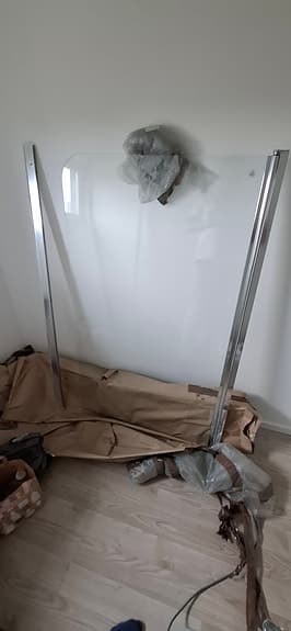 duschvägg glas med kromade profiler