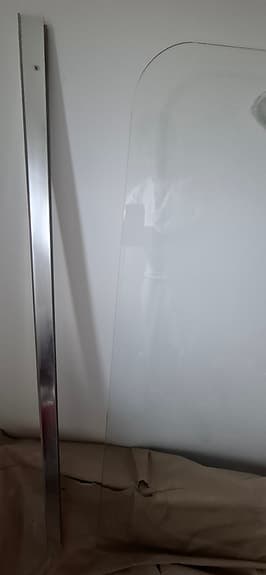 duschvägg glas med kromade profiler