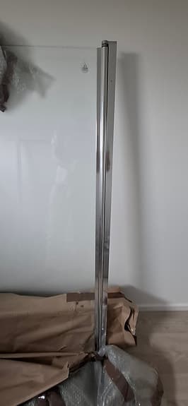 duschvägg glas med kromade profiler