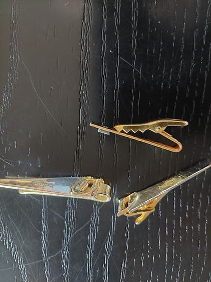 Slipsnålar, pins m.m inklusive fin ask säljes för billig peng.