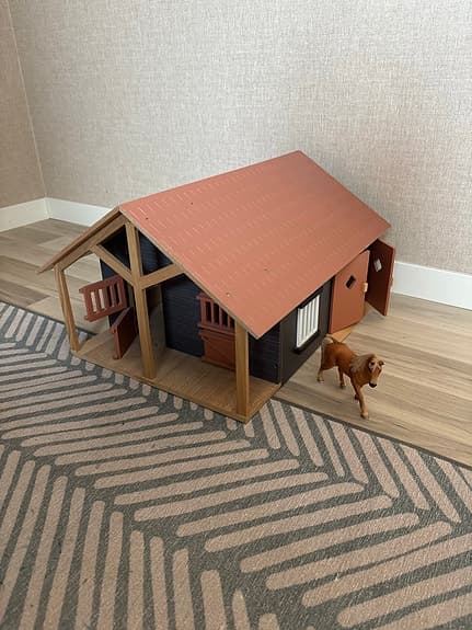 Schleich häststall i trä 1:24