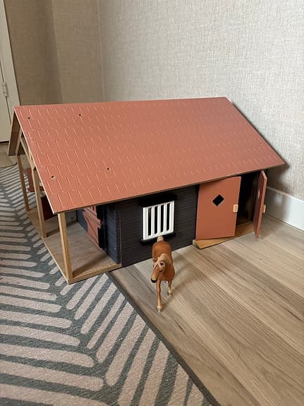 Schleich häststall i trä 1:24
